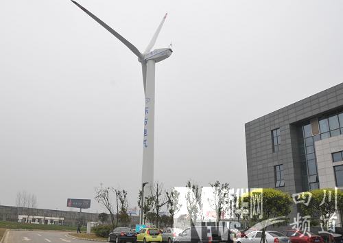 矗立在东汽新基地的由东汽自主研发的集风能,太阳能光伏发电及储电